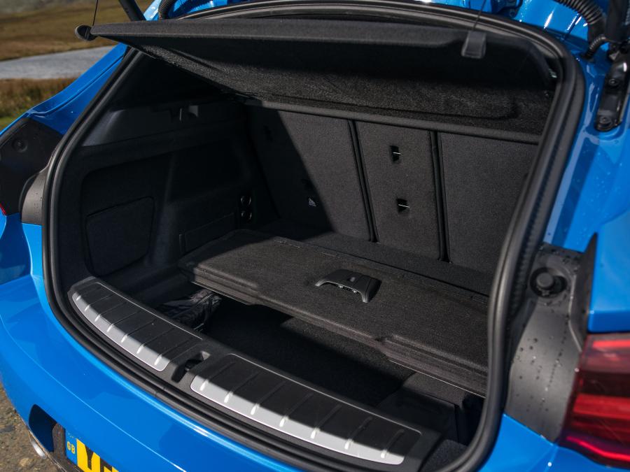 Багажник BMW X2 xDrive20d M Sport (F39) 2018 года  (UK) (фото 24 из 40)